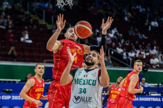 Basketball, WM, Montenegro - Mexiko (230825) -- MANILA, Aug. 25, 2023 -- Nikola Vucevic (Top) of Montenegro competes against Joshua Ibarra (2nd R) of Mexico during the Group D first round match between Montenegro and Mexico at the 2023 FIBA World Cup in Manila, the Philippines, Aug. 25, 2023. ) (SP)PHILIPPINES-MANILA-BASKETBALL-FIBA WORLD CUP-GROUP D-MEX VS MNE RouellexUmali 