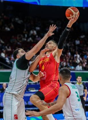 Basketball, WM, Montenegro - Mexiko (230825) -- MANILA, Aug. 25, 2023 -- Nikola Vucevic (C) of Montenegro competes during the Group D first round match between Montenegro and Mexico at the 2023 FIBA World Cup in Manila, the Philippines, Aug. 25, 2023. ) (SP)PHILIPPINES-MANILA-BASKETBALL-FIBA WORLD CUP-GROUP D-MEX VS MNE RouellexUmali 