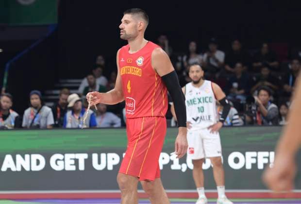 Basketball, WM, Montenegro - Mexiko (230825) -- MANILA, Aug. 25, 2023 -- Nikola Vucevic (L) of Montenegro finds a chain during the Group D first round match between Montenegro and Mexico at the 2023 FIBA World Cup in Manila, the Philippines, Aug. 25, 2023. ) (SP)PHILIPPINES-MANILA-BASKETBALL-FIBA WORLD CUP-GROUP D-MEX VS MNE HexChangshan 