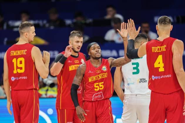 Basketball, WM, Montenegro - Mexiko (230825) -- MANILA, Aug. 25, 2023 -- Players from Montenegro celebrate after the halftime during the Group D first round match between Montenegro and Mexico at the 2023 FIBA World Cup in Manila, the Philippines, Aug. 25, 2023. ) (SP)PHILIPPINES-MANILA-BASKETBALL-FIBA WORLD CUP-GROUP D-MEX VS MNE RouellexUmali 