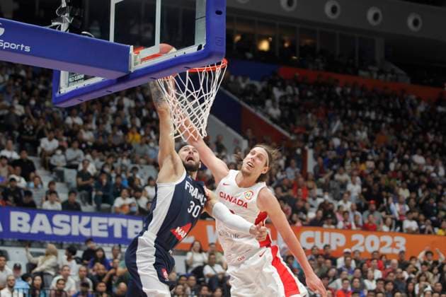 Basketball, WM, Frankreich - Kanada JAKARTA, INDONESIA AUGUST 25: Isaia Cordinier (l) of France challenge by Kelly Olynyk of Canada during 2023 FIBA Basketball World Cup in in Jakarta, Indonesia on August 25, 2023. The 2023 FIBA Basketball World Cup will held on August 25 until September 10, 2023 in Jakarta - Indonesia, Manila - Philipines dan Okinawa Japan. BASKET BALL : France vs Canada - FIBA Coupe du monde 2023 - Hommes - Tour prÃ liminaire - Jakarta - 25 08 2023 YuliSeperi Panoramic 