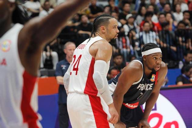 Basketball, WM, Frankreich - Kanada JAKARTA, INDONESIA AUGUST 25: Guerschon Yabusele (r) of France challenge by Dillon Brooks of Canada during 2023 FIBA Basketball World Cup in in Jakarta, Indonesia on August 25, 2023. The 2023 FIBA Basketball World Cup will held on August 25 until September 10, 2023 in Jakarta - Indonesia, Manila - Philipines dan Okinawa Japan. BASKET BALL : France vs Canada - FIBA Coupe du monde 2023 - Hommes - Tour prÃ liminaire - Jakarta - 25 08 2023 YuliSeperi Panoramic 
