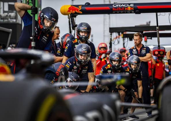 ZANDVOORT - Engineers of Max Verstappen (Red Bull Racing) during the 2nd free practice session ahead of the F1 Grand Prix of the Netherlands at Circuit Zandvoort on August 24, 2023 in Zandvoort, Netherlands. ANP REMKO DE WAAL F1 Grand Prix of The Netherlands 2023 24 xVIxANPxSportx xxANPxIVx 476279626 originalFilename: 476279626.jpg