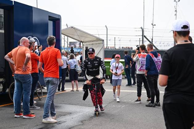 August 25, 2023, Zandvoort, Mezzolombardo, The Netherlands: VALTTERI BOTTAS of Finland and Alfa Romeo Racing is seen before practice of the 2023 FIA Formula 1 Dutch Grand Prix at Circuit Zandvoort in Zandvoort, The Netherlands. Zandvoort The Netherlands - ZUMAf150 20230825_zsp_f150_030 Copyright: xDaisyxFacinellix