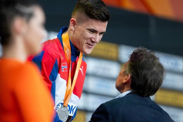 230825 Jakob Ingebrigtsen of Norway at the medal ceremony for men?s 1500 meters during day 7 of the 2023 World Athletics Championships on August 25, 2023 in Budapest Photo Vegard Grott BILDBYRAN kod VG JM0523 bbeng friidrott athletics friidrett 2023 world athletics championships world athletics championships budapest23 friidrotts vm friidretts vm vm jubel norge silver  Copyright: VEGARDxGRoTT BB230825VG053