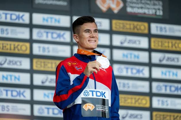 230825 Jakob Ingebrigtsen of Norway holding his silver medal at the medal ceremony for men?s 1500 meters during day 7 of the 2023 World Athletics Championships on August 25, 2023 in Budapest Photo Vegard Grott BILDBYRAN kod VG JM0523 bbeng friidrott athletics friidrett 2023 world athletics championships world athletics championships budapest23 friidrotts vm friidretts vm vm  Copyright: VEGARDxGRoTT BB230825VG054