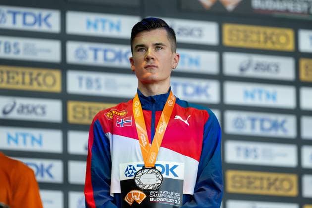 230825 Jakob Ingebrigtsen of Norway holding his silver medal at the medal ceremony for men?s 1500 meters during day 7 of the 2023 World Athletics Championships on August 25, 2023 in Budapest Photo Vegard Grott BILDBYRAN kod VG JM0523 bbeng friidrott athletics friidrett 2023 world athletics championships world athletics championships budapest23 friidrotts vm friidretts vm vm  Copyright: VEGARDxGRoTT BB230825VG056