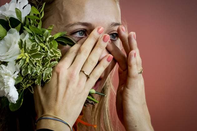 Leichtathletik, WM in Budapest, 400m Hürden der Frauen, Siegerehrung BUDAPEST - Femke Bol with her gold medal in the 400 meters hurdles during the seventh day of the World Athletics Championships. ANP ROBIN VAN LONKHUIJSEN Day 7 - World Athletics Championships Budapest 2023 2023 xVIxANPxSportx xxANPxIVx 476282663 originalFilename: 476282663.jpg