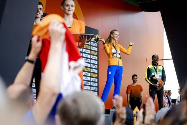 Leichtathletik, WM in Budapest, 400m Hürden der Frauen, Siegerehrung BUDAPEST - Femke Bol with her gold medal in the 400 meters hurdles during the seventh day of the World Athletics Championships. ANP ROBIN VAN LONKHUIJSEN Day 7 - World Athletics Championships Budapest 2023 2023 xVIxANPxSportx xxANPxIVx 476282668 originalFilename: 476282668.jpg