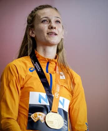 Leichtathletik, WM in Budapest, 400m Hürden der Frauen, Siegerehrung BUDAPEST - Femke Bol with her gold medal in the 400 meters hurdles during the seventh day of the World Athletics Championships. ANP ROBIN VAN LONKHUIJSEN Day 7 - World Athletics Championships Budapest 2023 2023 xVIxANPxSportx xxANPxIVx 476282671 originalFilename: 476282671.jpg