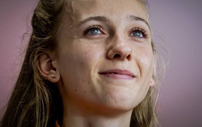 Leichtathletik, WM in Budapest, 400m Hürden der Frauen, Siegerehrung BUDAPEST - Femke Bol with her gold medal in the 400 meters hurdles during the seventh day of the World Athletics Championships. ANP ROBIN VAN LONKHUIJSEN Day 7 - World Athletics Championships Budapest 2023 2023 xVIxANPxSportx xxANPxIVx 476282673 originalFilename: 476282673.jpg