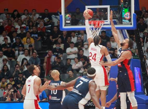 Basketball, WM, Frankreich - Kanada JAKARTA, INDONESIA AUGUST 25: Rudy Roberts (R) of France block shot Dillon Brooks (R) of Canada on France versus Canada game during 2023 FIBA Basketball World Cup in in Jakarta, Indonesia on August 25, 2023. The 2023 FIBA Basketball World Cup will held on August 25 until September 10, 2023 in Jakarta - Indonesia, Manila - Philipines dan Okinawa Japan. BASKET BALL : France vs Canada - FIBA Coupe du monde 2023 - Hommes - Tour prÃ liminaire - Jakarta - 25 08 2023 YuliSeperi Panoramic 