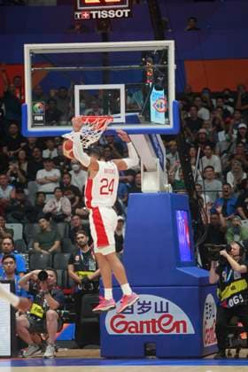 Basketball, WM, Frankreich - Kanada JAKARTA, INDONESIA AUGUST 25: Dillon Brooks of Canada dunk on France versus Canada game during 2023 FIBA Basketball World Cup in in Jakarta, Indonesia on August 25, 2023. The 2023 FIBA Basketball World Cup will held on August 25 until September 10, 2023 in Jakarta - Indonesia, Manila - Philipines dan Okinawa Japan. BASKET BALL : France vs Canada - FIBA Coupe du monde 2023 - Hommes - Tour prÃ liminaire - Jakarta - 25 08 2023 YuliSeperi Panoramic 