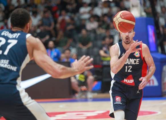 Basketball, WM, Frankreich - Kanada JAKARTA, INDONESIA AUGUST 25: Nando de Colo (R) throw ball to Rudy Roberts (L) of France on France versus Canada game during 2023 FIBA Basketball World Cup in in Jakarta, Indonesia on August 25, 2023. The 2023 FIBA Basketball World Cup will held on August 25 until September 10, 2023 in Jakarta - Indonesia, Manila - Philipines dan Okinawa Japan. BASKET BALL : France vs Canada - FIBA Coupe du monde 2023 - Hommes - Tour prÃ liminaire - Jakarta - 25 08 2023 YuliSeperi Panoramic 
