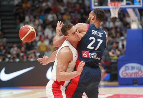 Basketball, WM, Frankreich - Kanada JAKARTA, INDONESIA AUGUST 25: Rudy Gobert (L) challenge by Dwight Powell of Canada on France versus Canada game during 2023 FIBA Basketball World Cup in in Jakarta, Indonesia on August 25, 2023. The 2023 FIBA Basketball World Cup will held on August 25 until September 10, 2023 in Jakarta - Indonesia, Manila - Philipines dan Okinawa Japan. BASKET BALL : France vs Canada - FIBA Coupe du monde 2023 - Hommes - Tour prÃ liminaire - Jakarta - 25 08 2023 YuliSeperi Panoramic 