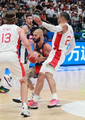 Basketball, WM, Frankreich - Kanada JAKARTA, INDONESIA AUGUST 25: Evan Fournier of France drible ball was blocked Dillon Brooks and Kelly Olynyk of Canada on France vs Canada game during 2023 FIBA Basketball World Cup in in Jakarta, Indonesia on August 25, 2023. The 2023 FIBA Basketball World Cup will held on August 25 until September 10, 2023 in Jakarta - Indonesia, Manila - Philipines dan Okinawa Japan. BASKET BALL : France vs Canada - FIBA Coupe du monde 2023 - Hommes - Tour prÃ liminaire - Jakarta - 25 08 2023 YuliSeperi Panoramic 