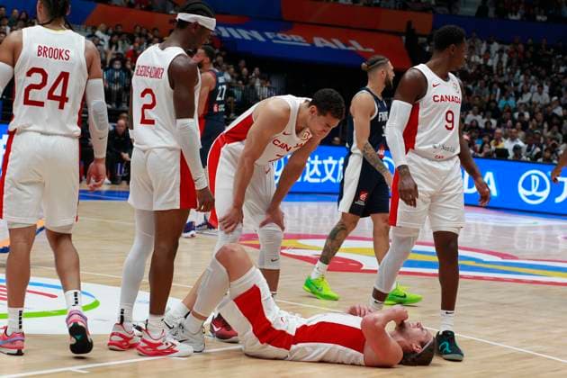 Basketball, WM, Frankreich - Kanada JAKARTA, INDONESIA AUGUST 25: Canada player seen his firend Kelly Olynyk fall on France versus Canada game during 2023 FIBA Basketball World Cup in in Jakarta, Indonesia on August 25, 2023. The 2023 FIBA Basketball World Cup will held on August 25 until September 10, 2023 in Jakarta - Indonesia, Manila - Philipines dan Okinawa Japan. BASKET BALL : France vs Canada - FIBA Coupe du monde 2023 - Hommes - Tour prÃ liminaire - Jakarta - 25 08 2023 YuliSeperi Panoramic 