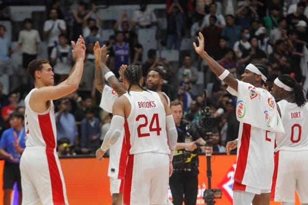 Basketball, WM, Frankreich - Kanada JAKARTA, INDONESIA AUGUST 25: Canada team after win on France versus Canada game during 2023 FIBA Basketball World Cup in in Jakarta, Indonesia on August 25, 2023. The 2023 FIBA Basketball World Cup will held on August 25 until September 10, 2023 in Jakarta - Indonesia, Manila - Philipines dan Okinawa Japan. BASKET BALL : France vs Canada - FIBA Coupe du monde 2023 - Hommes - Tour prÃ liminaire - Jakarta - 25 08 2023 YuliSeperi Panoramic 