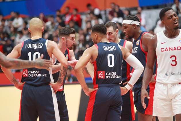 Basketball, WM, Frankreich - Kanada JAKARTA, INDONESIA AUGUST 25: France players discussion on France versus Canada game during 2023 FIBA Basketball World Cup in in Jakarta, Indonesia on August 25, 2023. The 2023 FIBA Basketball World Cup will held on August 25 until September 10, 2023 in Jakarta - Indonesia, Manila - Philipines dan Okinawa Japan. BASKET BALL : France vs Canada - FIBA Coupe du monde 2023 - Hommes - Tour prÃ liminaire - Jakarta - 25 08 2023 YuliSeperi Panoramic 