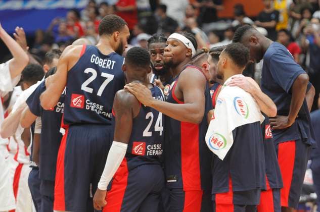 Basketball, WM, Frankreich - Kanada JAKARTA, INDONESIA AUGUST 25: France team after lose on France versus Canada game during 2023 FIBA Basketball World Cup in in Jakarta, Indonesia on August 25, 2023. The 2023 FIBA Basketball World Cup will held on August 25 until September 10, 2023 in Jakarta - Indonesia, Manila - Philipines dan Okinawa Japan. BASKET BALL : France vs Canada - FIBA Coupe du monde 2023 - Hommes - Tour prÃ liminaire - Jakarta - 25 08 2023 YuliSeperi Panoramic 