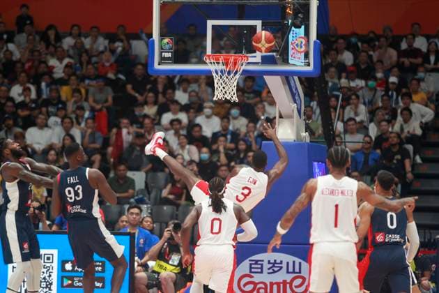 Basketball, WM, Frankreich - Kanada JAKARTA, INDONESIA AUGUST 25: Melvin Ejim (C) of Canada rebound on France versus Canada game during 2023 FIBA Basketball World Cup in in Jakarta, Indonesia on August 25, 2023. The 2023 FIBA Basketball World Cup will held on August 25 until September 10, 2023 in Jakarta - Indonesia, Manila - Philipines dan Okinawa Japan. BASKET BALL : France vs Canada - FIBA Coupe du monde 2023 - Hommes - Tour prÃ liminaire - Jakarta - 25 08 2023 YuliSeperi Panoramic 