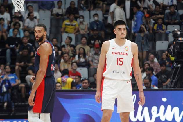 Basketball, WM, Frankreich - Kanada JAKARTA, INDONESIA AUGUST 25: Rudy Gobert (L) of France and Zach Eddy (R) on France versus Canada game during 2023 FIBA Basketball World Cup in in Jakarta, Indonesia on August 25, 2023. The 2023 FIBA Basketball World Cup will held on August 25 until September 10, 2023 in Jakarta - Indonesia, Manila - Philipines dan Okinawa Japan. BASKET BALL : France vs Canada - FIBA Coupe du monde 2023 - Hommes - Tour prÃ liminaire - Jakarta - 25 08 2023 YuliSeperi Panoramic 