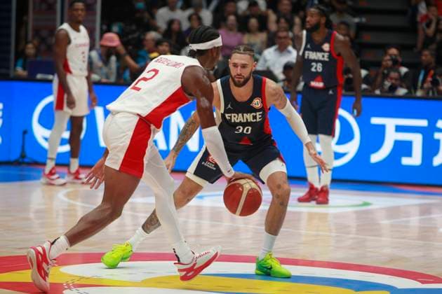Basketball, WM, Frankreich - Kanada JAKARTA, INDONESIA AUGUST 25: Shai Gikgeous-Alexander of Canada challenge by Isaia Cordinier of France on France versus Canada game during 2023 FIBA Basketball World Cup in in Jakarta, Indonesia on August 25, 2023. The 2023 FIBA Basketball World Cup will held on August 25 until September 10, 2023 in Jakarta - Indonesia, Manila - Philipines dan Okinawa Japan. BASKET BALL : France vs Canada - FIBA Coupe du monde 2023 - Hommes - Tour prÃ liminaire - Jakarta - 25 08 2023 YuliSeperi Panoramic 