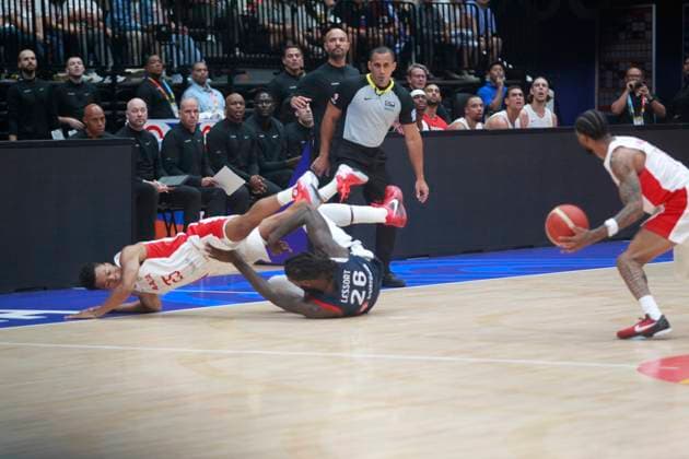 Basketball, WM, Frankreich - Kanada JAKARTA, INDONESIA AUGUST 25: Trae Bell-Haynes (L) of Canada challenge by Mathia Lessort of France on France versus Canada game during 2023 FIBA Basketball World Cup in in Jakarta, Indonesia on August 25, 2023. The 2023 FIBA Basketball World Cup will held on August 25 until September 10, 2023 in Jakarta - Indonesia, Manila - Philipines dan Okinawa Japan. BASKET BALL : France vs Canada - FIBA Coupe du monde 2023 - Hommes - Tour prÃ liminaire - Jakarta - 25 08 2023 YuliSeperi Panoramic 