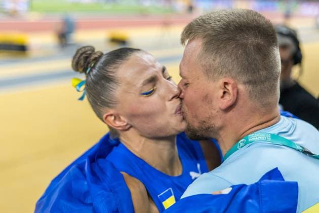 Sport Bilder des Tages World Athletics Championships Budapest 23; Hungary, 25.08.2023 Maryna BEKH-ROMANCHUK of UKRAINE (UKR) and her husband Mychajlo Romantschuk kiss after the silver medal in the triple jump at the World Athletics Championships Budapest 23 in Budapest, on Friday, August 25, 2023 *** World Athletics Championships Budapest 23 Hungary, 25 08 2023 Maryna BEKH ROMANCHUK of UKRAINE UKR and her husband Mychajlo Romantschuk kiss after the silver medal in the triple jump at the World Athletics Championships Budapest 23 in Budapest, on Friday, August 25, 2023 Copyright: xBEAUTIFULxSPORTS OlafxRellischx