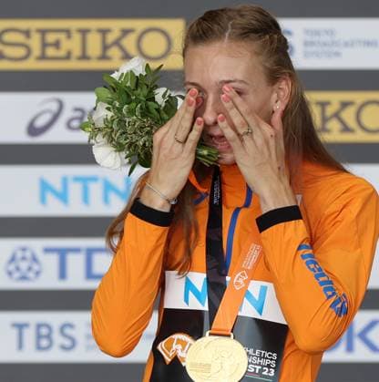 (230826) -- BUDAPEST, Aug. 26, 2023 -- Gold medalist Femke Bol of the Netherlands reacts during the awarding ceremony for the women s 400 meters hurdles final during the World Athletics Championships in Budapest, Hungary, Aug. 25, 2023. ) (SP)HUNGARY-BUDAPEST-ATHLETICS-WORLD CHAMPIONSHIPS-DAY 7 LixYing 
