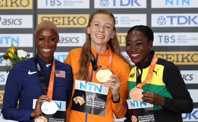 Sport Bilder des Tages (230826) -- BUDAPEST, Aug. 26, 2023 -- Gold medalist Femke Bol (C) of the Netherlands poses with silver medalist Shamier Little (L) of the United States and bronze medalist Rushell Clayton of Jamaica during the awarding ceremony for the women s 400 meters hurdles final during the World Athletics Championships in Budapest, Hungary, Aug. 25, 2023. ) (SP)HUNGARY-BUDAPEST-ATHLETICS-WORLD CHAMPIONSHIPS-DAY 7 LixYing 