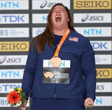 Sport Bilder des Tages (230826) -- BUDAPEST, Aug. 26, 2023 -- Bronze medalist DeAnna Price of the United States celebrates during the awarding ceremony for the women s hammer throw final during the World Athletics Championships in Budapest, Hungary, Aug. 25, 2023. ) (SP)HUNGARY-BUDAPEST-ATHLETICS-WORLD CHAMPIONSHIPS-DAY 7 LixYing 