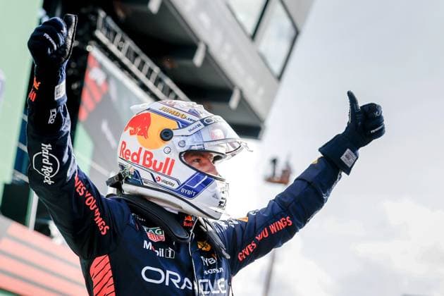 Sport Bilder des Tages ZANDVOORT - Max Verstappen (Red Bull Racing) celebrates his pole position during qualifying for the F1 Grand Prix of the Netherlands at Circuit Zandvoort on August 26, 2023 in Zandvoort, Netherlands. ANP REMKO DE WAAL F1 Grand Prix of The Netherlands 2023 24 xVIxANPxSportx xxANPxIVx 476349425 originalFilename: 476349425.jpg