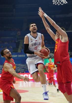 (230826) -- MANILA, Aug. 26, 2023 -- Ognjen Dobric (C) of Serbia goes for a layup during the Group B match between Serbia and China at the 2023 FIBA World Cup in Manila, the Philippines, Aug. 26, 2023. ) (SP)PHILIPPINES-MANILA-BASKETBALL-FIBA WORLD CUP-GROUP B-SRB VS CHN MengxYongmin 