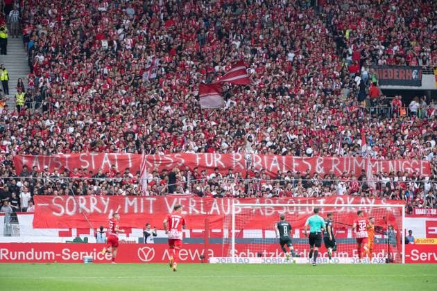 Faust statt Kuss fuer Rubiales und Rummenigge - Sorry, mit Verlaub, absolut okay, Banner der Fans und Ultras des SCF zum Kuss Skandal des Verbands in Spanien nach der Frauen WM, GER, SC Freiburg (SCF) vs SV Werder Bremen (SVW), Fussball Bundesliga, 2. Spieltag, Saison 2023 2024, 26.08.2023 DFB DFL regulations prohibit any use of photographs as image sequences and or quasi-video GER, SC Freiburg (SCF) vs SV Werder Bremen (SVW), Fussball Bundesliga, 2. Spieltag, Saison 2023 2024, 26.08.2023 Freiburg *** Fist instead of kiss for Rubiales and Rummenigge Sorry, with respect, absolutely okay, banner of the fans and Ultras of the SCF to the kiss scandal of the federation in Spain after the Womens World Cup, GER, SC Freiburg SCF vs SV Werder Bremen SVW , Fussball Bundesliga, 2 Spieltag, Saison 2023 2024, 26 08 2023 DFB DFL regulations prohibit any use of photographs as image sequences and or quasi video GER, SC Freiburg SCF vs SV Werder Bremen SVW , Fussball Bundesliga, 2 Spieltag, Saison 2023 2024, 26 08 2023 Freiburg Copyright: xEibner-Pressefoto Memmlerx EP_MMR