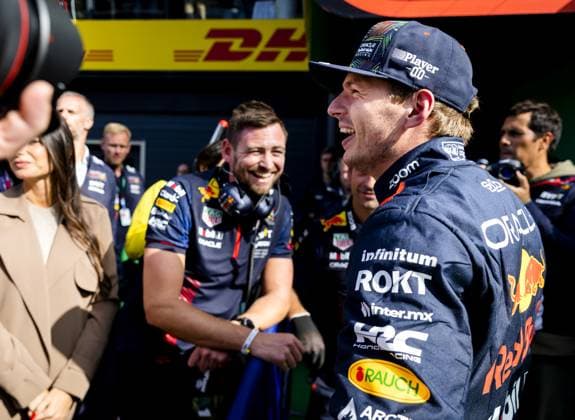 ZANDVOORT - Max Verstappen (Red Bull Racing) with his mechanics and girlfriend Kelly Piquet after qualifying ahead of the F1 Grand Prix of the Netherlands at Circuit Zandvoort on August 26, 2023 in Zandvoort, Netherlands. ANP SEM VAN DER WAL F1 Grand Prix of The Netherlands 2023 24 xVIxANPxSportx xxANPxIVx 476352396 originalFilename: 476352396.jpg