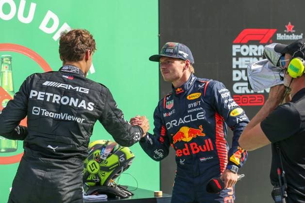 FORMULA 1 DUTCH GRAND PRIX 2023 Max Verstappen 1 (NED), HONDA Red Bull Racing RB19 skate hands with George Russell 63 (GBR), Mercedes W14 after pole in qualifying during the FORMULA 1 HEINEKEN DUTCH GRAND PRIX 2023 at CM.com Circuit Zandvoort, Zandvoort, Netherlands on 26 August 2023 Editorial Use Only Copyright: xIMAGO EveryxSecondxMediax ESM-0786-0041
