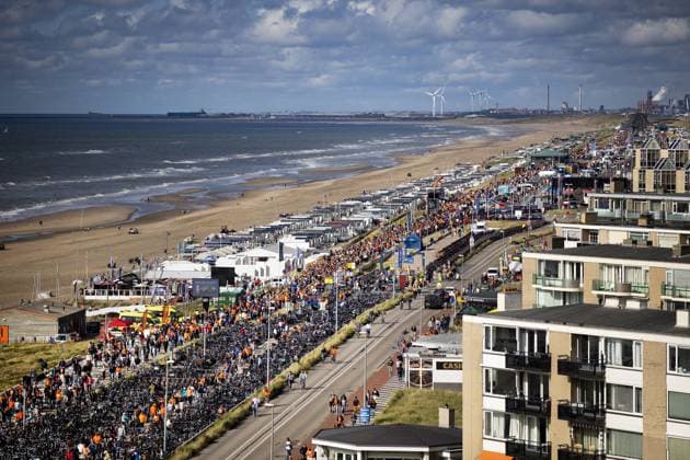 ZANDVOORT - Visitors leave the circuit after Max Verstappen finished first in the qualifications of the F1 Grand Prix of the Netherlands. ANP RAMON VAN FLYMEN xVIxANPxSportx xxANPxIVx 476354722 originalFilename: 476354722.jpg