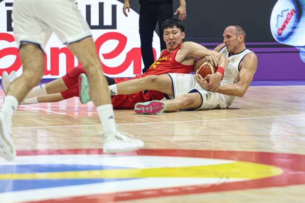 (230826) -- MANILA, Aug. 26, 2023 -- Zhou Qi (Top L) of China vies for the ball during the Group B match between Serbia and China at the 2023 FIBA World Cup in Manila, the Philippines, Aug. 26, 2023. ) (SP)PHILIPPINES-MANILA-BASKETBALL-FIBA WORLD CUP-GROUP B-SRB VS CHN WuxZhuang 