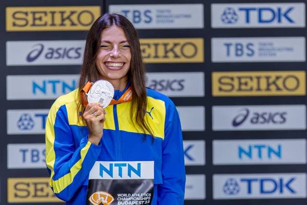 World Athletics Championships Budapest 23; Hungary, 26.08.2023 Maryna BEKH-ROMANCHUK of UKRAINE (UKR) presents her silver medal in the triple jump at the World Athletics Championships Budapest 23 in Budapest, on Saturday, August 26, 2023 *** World Athletics Championships Budapest 23 Hungary, 26 08 2023 Maryna BEKH ROMANCHUK of UKRAINE UKR presents her silver medal in the triple jump at the World Athletics Championships Budapest 23 in Budapest, on Saturday, August 26, 2023 Copyright: xBEAUTIFULxSPORTS OlafxRellischx