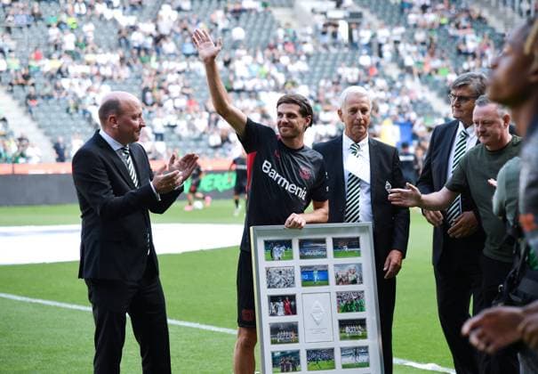 Bilder des Jahres 2023, Sport 08 August Sport Themen der Woche KW34 Sport Bilder des Tages Verabschiedung von Jonas Hofmann (Bayer 04 Leverkusen), v.li. Stephan Schippers (Borussia Moenchengladbach, Geschaeftsfuehrer), Jonas Hofmann (Bayer 04 Leverkusen, 07), Rainer Bohnhof (Borussia Moenchengladbach, Vizepraesident), Hans Meyer (Borussia Moenchengladbach, Praesidiumsmitglied) und Roland Virkus (Borussia Moenchengladbach, Geschaeftsfuehrer 26.08.2023, Fussball GER, Saison 2023 2024, 1. Bundesliga, 2. Spieltag, Borussia Mönchengladbach - Bayer 04 Leverkusen Moenchengladbach Borussia Park Nordrhein Westfalen Deutschland *** Farewell to Jonas Hofmann Bayer 04 Leverkusen , from left Stephan Schippers Borussia Moenchengladbach, Managing Director , Jonas Hofmann Bayer 04 Leverkusen, 07 , Rainer Bohnhof Borussia Moenchengladbach, Vice President , Hans Meyer Borussia Moenchengladbach, Chairman and Roland Virkus Borussia Moenchengladbach, Managing Director 26 08 2023, Football GER, Season 2023 2024, 1 Bundesliga, 2 Matchday, Borussia Mönchengladbach Bayer 04 Leverkusen Moenchengladbach Borussia Park Nordrhein Westfalen Germany Team2