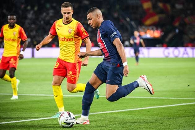 August 26, 2023, Paris, France, France: Przemyslaw Adam FRANKOWSKI of Lens and Kylian MBAPPE of PSG during the Ligue 1 match between Paris Saint-Germain (PSG) and RC Lens at Parc des Princes Stadium on August 26, 2023 in Paris, France. Paris France - ZUMAm308 20230826_zsp_m308_001 Copyright: xMatthieuxMirvillex
