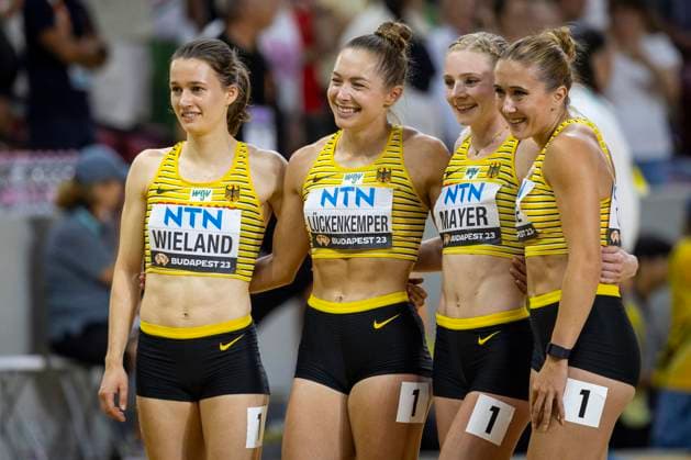 Sport Themen der Woche KW34 Sport Bilder des Tages World Athletics Championships Budapest 23; Hungary, 26.08.2023 Budapest, Hungary - August 26: Louise WIELAND of GERMANY (GER), Gina LUECKENKEMPER of GERMANY (GER), Sina MAYER of GERMANY (GER), Rebekka HAASE of GERMANY (GER) competing in the 4x100m relay on day 8 of the World Athletics Championships Budapest 23 at the National Athletics Centre in Budapest, Hungary on August 26, 2023. *** World Athletics Championships Budapest 23 Hungary, 26 08 2023 Budapest, Hungary August 26 Louise WIELAND of GERMANY GER , Gina LUECKENKEMPER of GERMANY GER , Sina MAYER of GERMANY GER , Rebekka HAASE of GERMANY GER competing in the 4x100m relay on day 8 of the World Athletics Championships Budapest 23 at the National Athletics Centre in Budapest, Hungary on August 26, 2023 Copyright: xBEAUTIFULxSPORTS AxelxKohringx