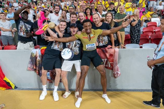 Bilder des Jahres 2023, Sport 08 August Sport Themen der Woche KW34 Sport Bilder des Tages Leo Neugebauer (LG Leinfelden-Echterdingen, Germany), Decathlon Men (Zehnkampf Maenner) und seine Fans. HUN, Leichtathletik, Athletics, World Athletics Championships Budapest 23, Leichtathletik Weltmeisterschaften, 26.08.2023, HUN, Leichtathletik, Athletics, World Athletics Championships Budapest 23, Leichtathletik Weltmeisterschaften, 26.08.2023 Budapest *** Leo Neugebauer LG Leinfelden Echterdingen, Germany , Decathlon Men Decathlon Men and his fans HUN, Athletics, Athletics, World Athletics Championships Budapest 23, World Athletics Championships, 26 08 2023, HUN, Athletics, Athletics, World Athletics Championships Budapest 23, World Athletics Championships, 26 08 2023 Budapest Copyright: xEibner-Pressefoto StefanxMayerx EP_SMR