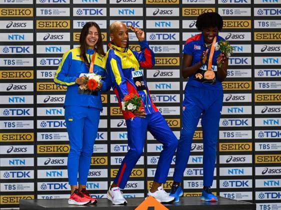(230827) -- BUDAPEST, Aug. 27, 2023 -- Gold medalist Yulimar Rojas (C) of Venezuela, Silver medalist Maryna Bekh-Romanchuk (L) of Ukraine and bronze medalist Leyanis Perez Hernadez of Cuba pose for photos during the award ceremony for the Women s Triple Jump at the World Athletics Championships Budapest 2023 in Budapest, Hungary, on Aug. 26, 2023. ) (SP)HUNGARY-BUDAPEST-ATHLETICS-WORLD CHAMPIONSHIPS-DAY 8 SongxYanhua 