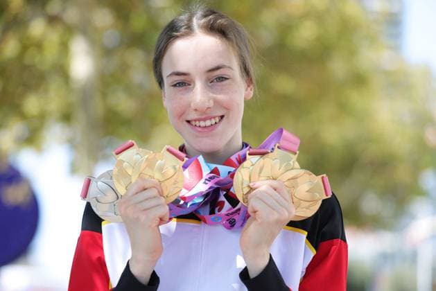 Bilder des Jahres 2023, Sport 08 August Sport Themen der Woche KW34 Sport Bilder des Tages Darja Varfolomeev, GER, presenting five gold medals and one silver (team) during a photoshoot after 2023 World Rhythmic gymnastics, Rhythmische Sportgymnastik, RSG championships in Valencia; 27 08 2023; *** Darja Varfolomeev, GER, presenting five gold medals and one silver team during a photoshoot after 2023 World Rhythmic Gymnastics championships in Valencia 27 08 2023 