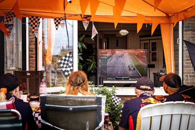 ZANDVOORT - People watch the F1 Grand Prix of the Netherlands in the van Speijkstraat. ANP RAMON VAN FLYMEN xVIxANPxSportx xxANPxIVx 476445905 originalFilename: 476445905.jpg