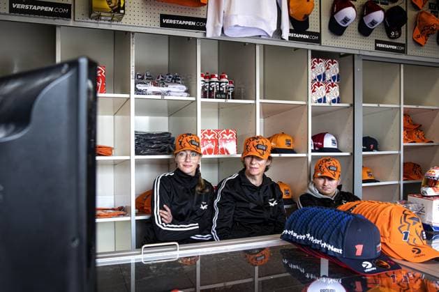 ZANDVOORT - People watch the F1 Grand Prix of the Netherlands at a merchandiser shop near the van Speijkstraat. ANP RAMON VAN FLYMEN xVIxANPxSportx xxANPxIVx 476446472 originalFilename: 476446472.jpg