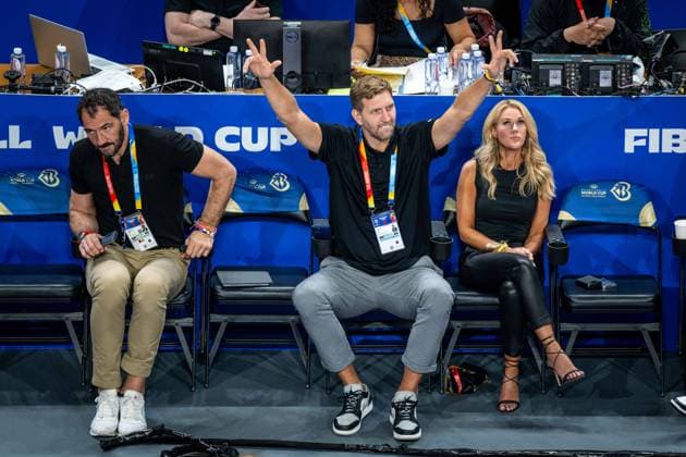 Bilder des Jahres 2023, Sport 08 August Sport Themen der Woche KW34 Basketball Okinawa 27.08.2023 FIBA Basketball World Cup 2023 Weltmeisterschaft der Männer Vorrunde Australien (AUS) - Deutschland (GER) Dirk Nowitzki (mi.) Jubel Jorge Garbajosa (li.) Lara Beth (re.) Managerin *** Basketball Okinawa 27 08 2023 FIBA Basketball World Cup 2023 World Cup Men Preliminary Round Australia AUS Germany GER Dirk Nowitzki mi cheering Jorge Garbajosa li Lara Beth re manager