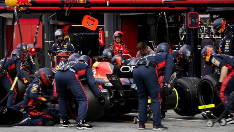 ZANDVOORT - Max Verstappen (Red Bull Racing) during a pit stop during the F1 Grand Prix of the Netherlands at Circuit Zandvoort on August 27, 2023 in Zandvoort, Netherlands. ANP REMKO DE WAAL F1 Grand Prix of The Netherlands 2023 24 xVIxANPxSportx xxANPxIVx 476451710 originalFilename: 476451710.jpg